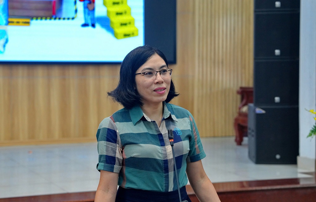 Đồng chí Trần Thị Nguyệt, kỹ sư an toàn vệ sinh lao động, Phó Chủ tịch Công đoàn Khu Kinh tế Đông Nam trình bày các nội dung về an toàn vệ sinh lao động