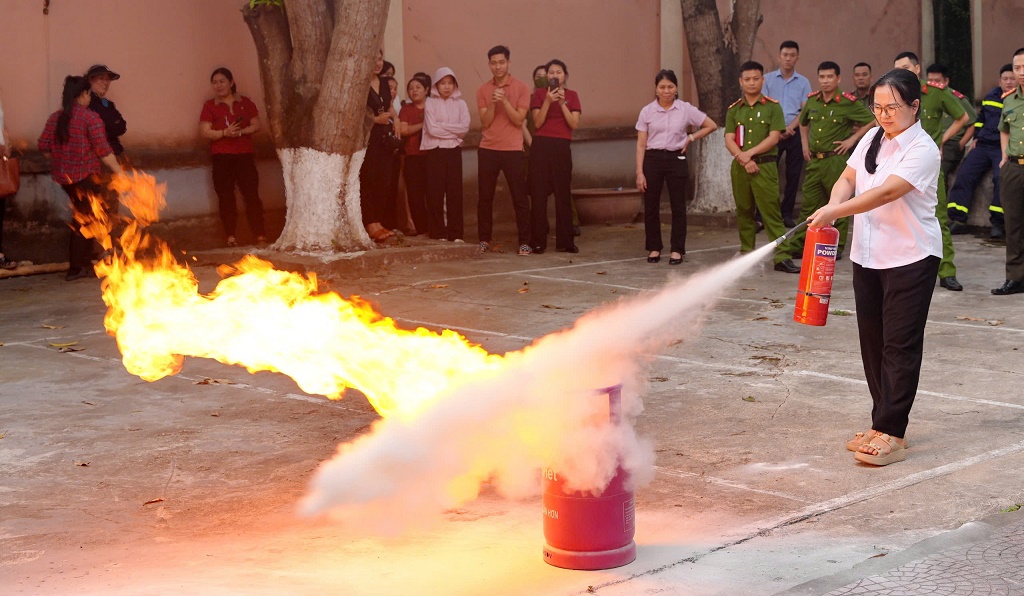 Cán bộ, chiến sĩ và người lao động được tập huấn về an toàn phòng cháy chữa cháy
