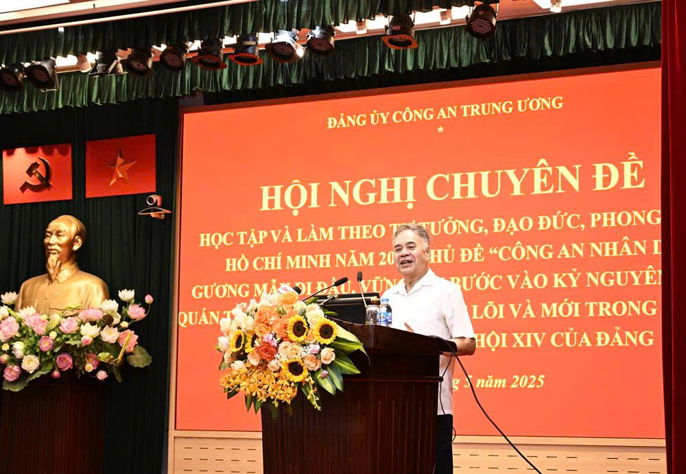 PGS, TS Nguyễn Viết Thông, nguyên Tổng Thư ký Hội đồng Lý luận Trung ương giới thiệu các chuyên đề tại Hội nghị