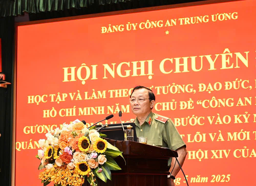 Thiếu tướng Đặng Ngọc Bách phát biểu tại Hội nghị