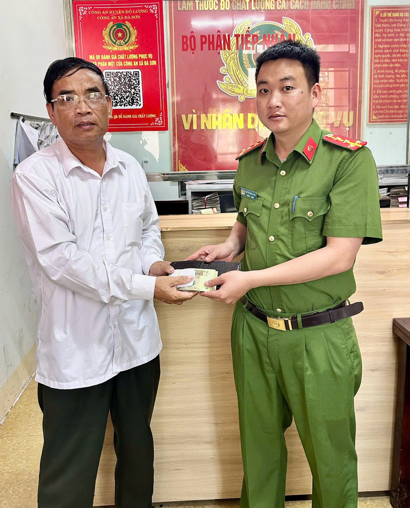 Công an xã Đà Sơn bàn giao số tiền 25 triệu đồng và giấy tờ tuỳ thân cho ông Lý