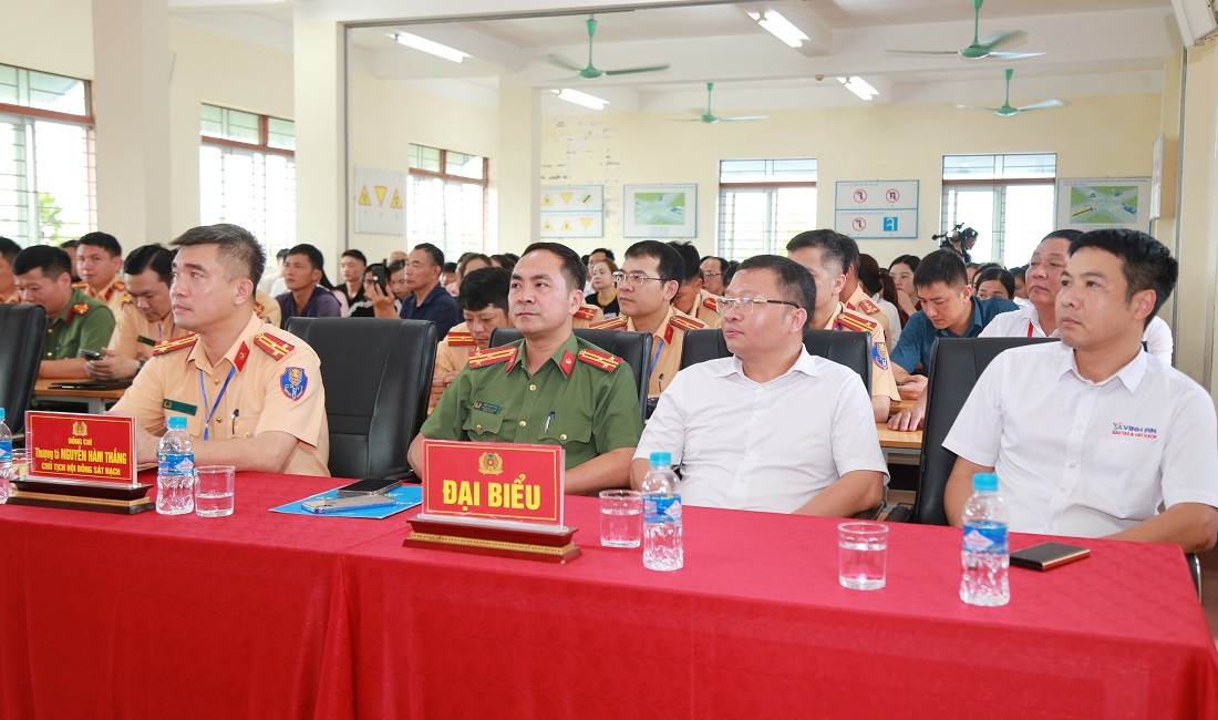 Các đại biểu tham dự buổi lễ