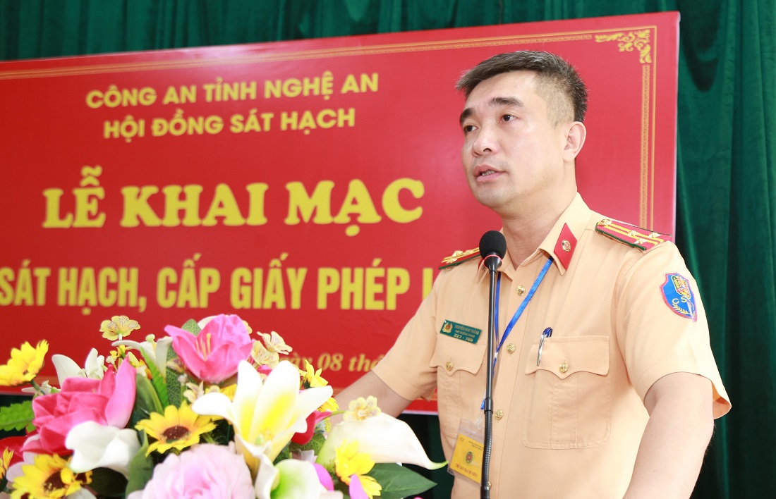 Đại diện Lãnh đạo Phòng Cảnh sát giao thông phát biểu khai mạc