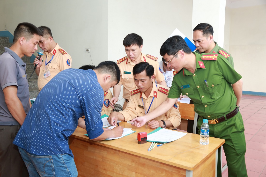 Đồng chí Đại tá Trần Ngọc Tuấn, Phó Giám đốc Công an tỉnh kiểm tra các thủ tục của học viên