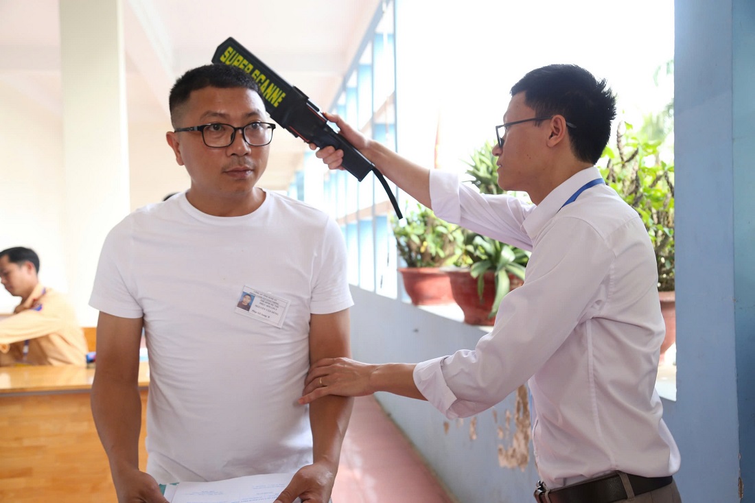 Cán bộ Trung tâm sát hạch kiểm tra học viên trước khi vào phòng thi