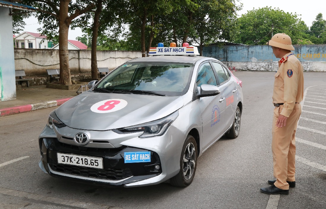 Cán bộ Cảnh sát giao thông hướng dẫn học viên bắt đầu xuất phát