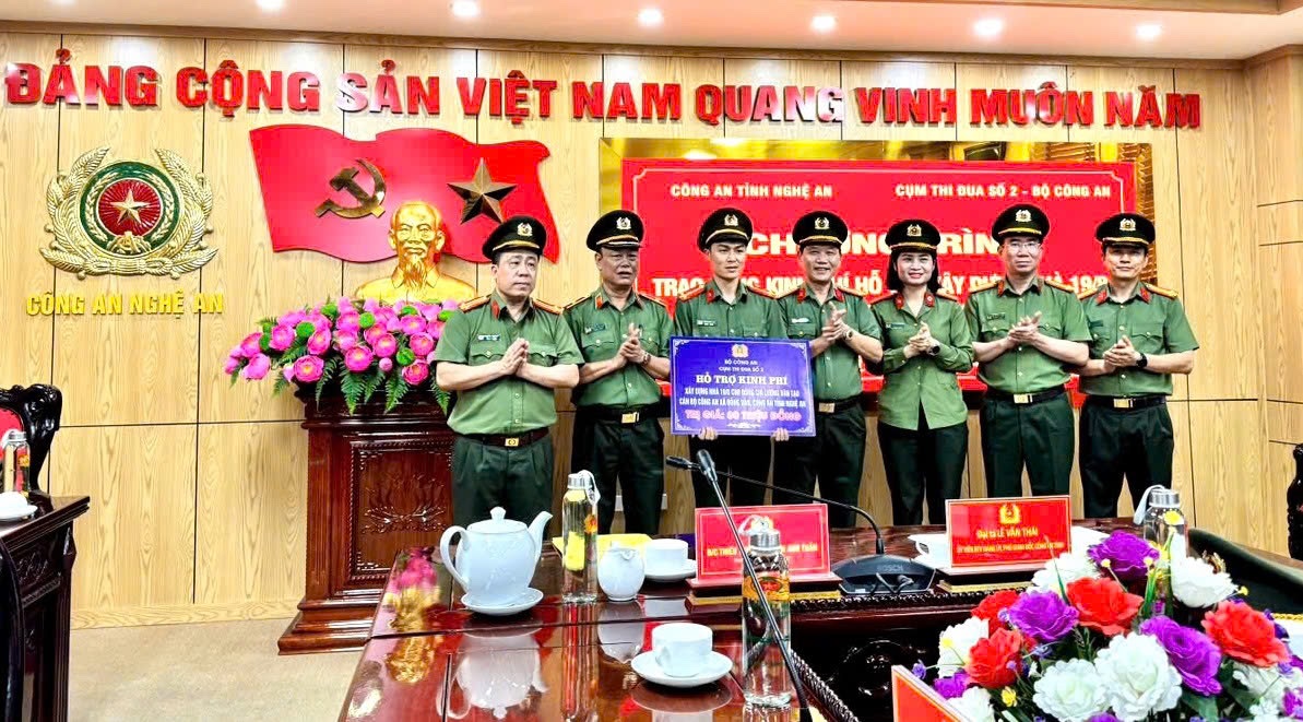 Đại diện lãnh đạo Cụm thi đua số 2, Bộ Công an trao số tiền 80 triệu đồng xây dựng nhà tình nghĩa cho gia đình chính sách tại Nghệ An