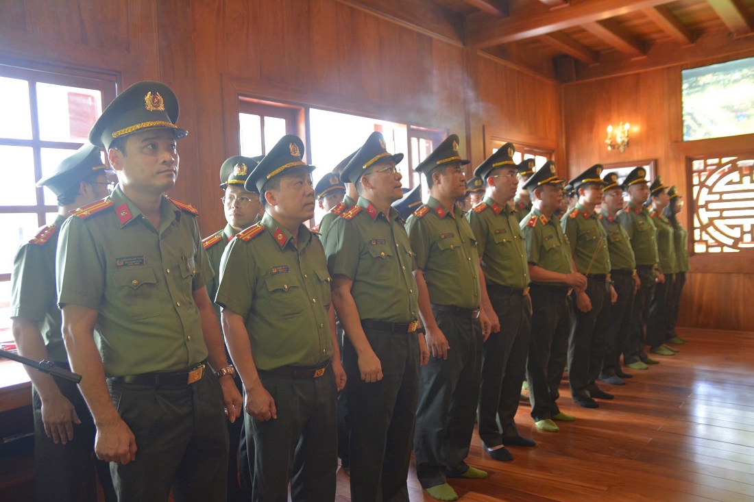 Đoàn tổ chức lễ dâng hoa, dâng hương tại Nhà tưởng niệm Chủ tịch Hồ Chí Minh trong khuôn viên Công an tỉnh