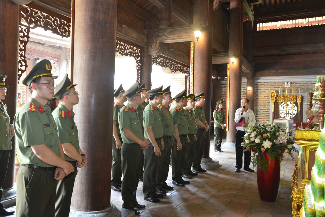 Đoàn dâng hoa, dâng hương tại Khu di tích lịch sử Quốc gia đặc biệt Kim Liên
