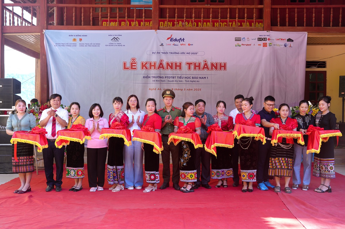 Cắt băng khánh thành