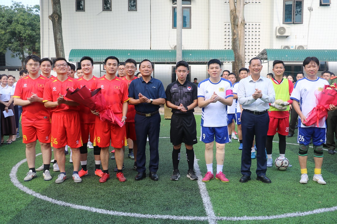 Các đại biểu tặng hoa cho hai đội bóng