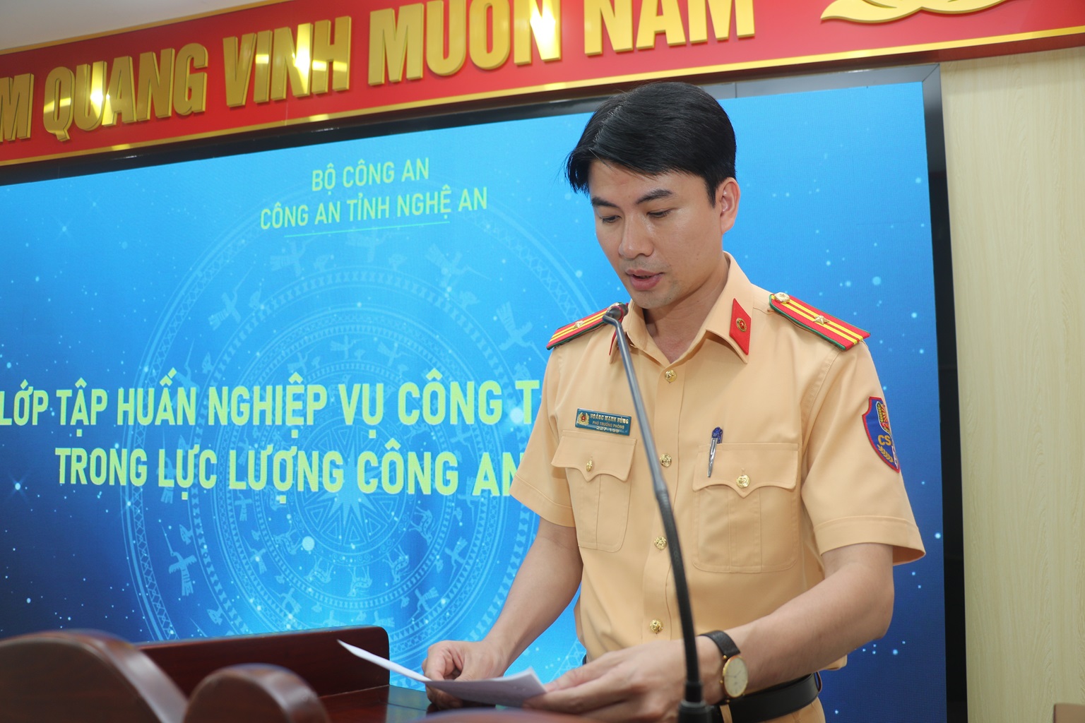 Lãnh đạo Phòng Cảnh sát giao thông phát biểu chỉ đạo tại lớp tập huấn