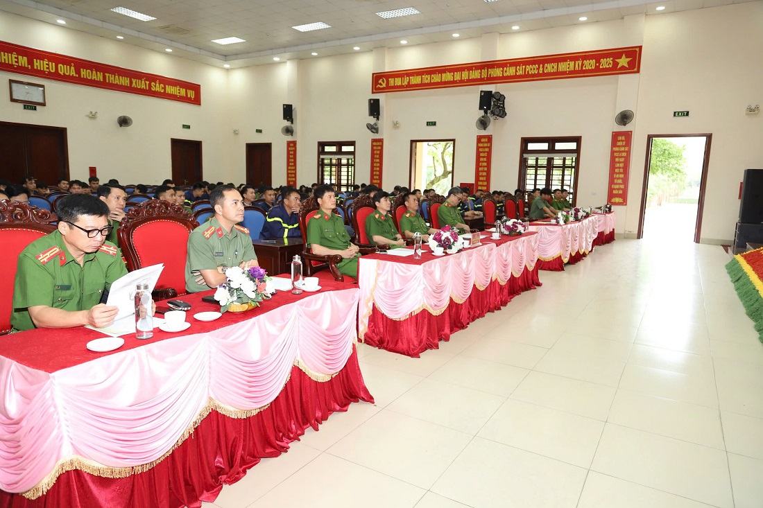 Các đại biểu dự buổi kiểm tra