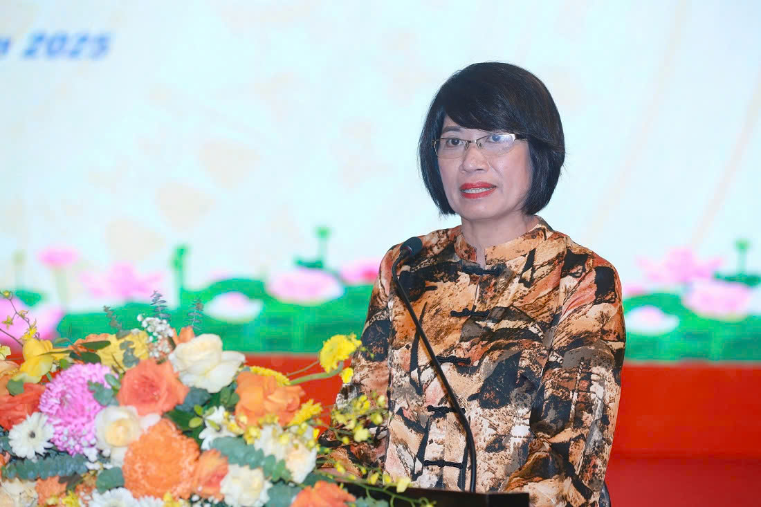 Các đại biểu tham luận tại Hội nghị