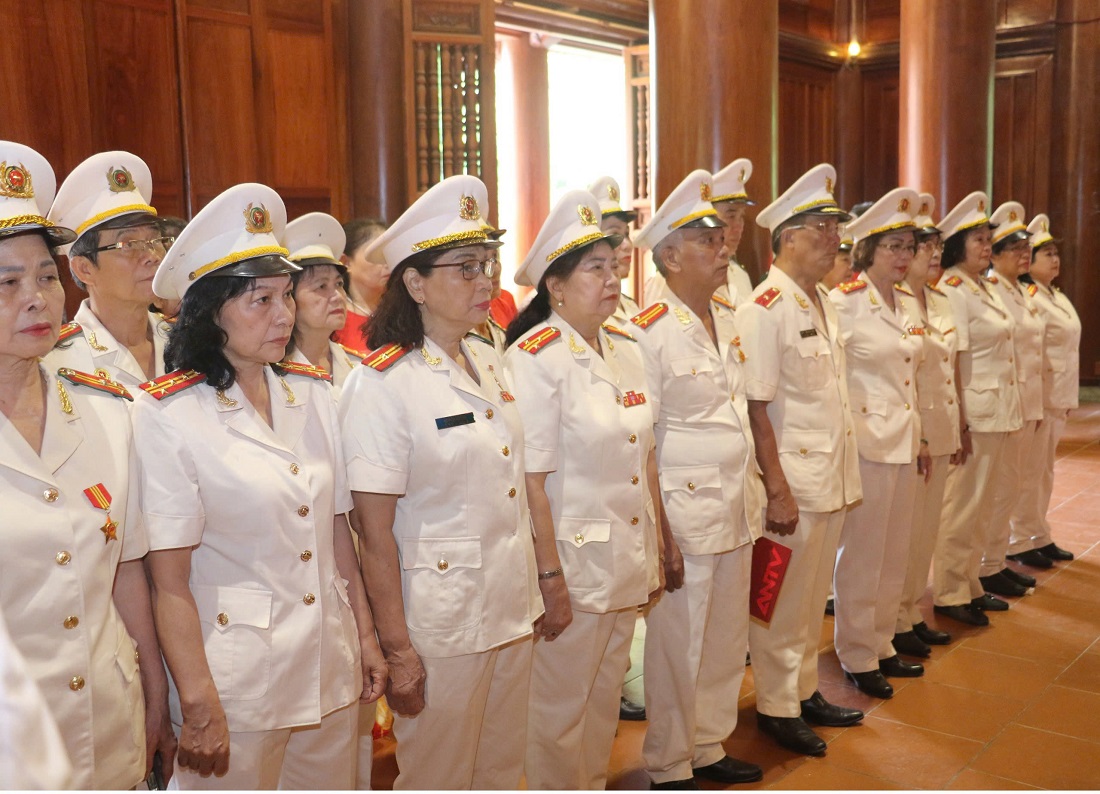 Đoàn đại biểu dâng hoa, dâng hương báo công lên anh linh Chủ tịch Hồ Chí Minh tại Khu di tích lịch sử quốc gia đặc biệt Kim Liên