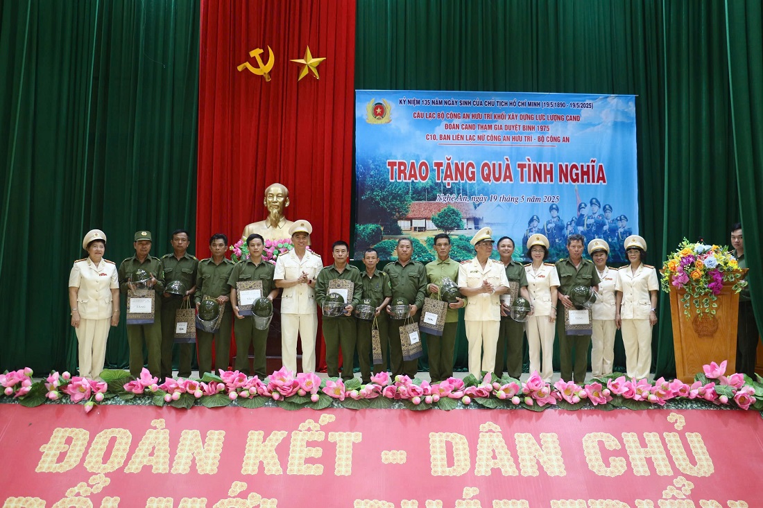 Đoàn tặng quà lực lượng tham gia bảo vệ an ninh trật tự ở cơ sở