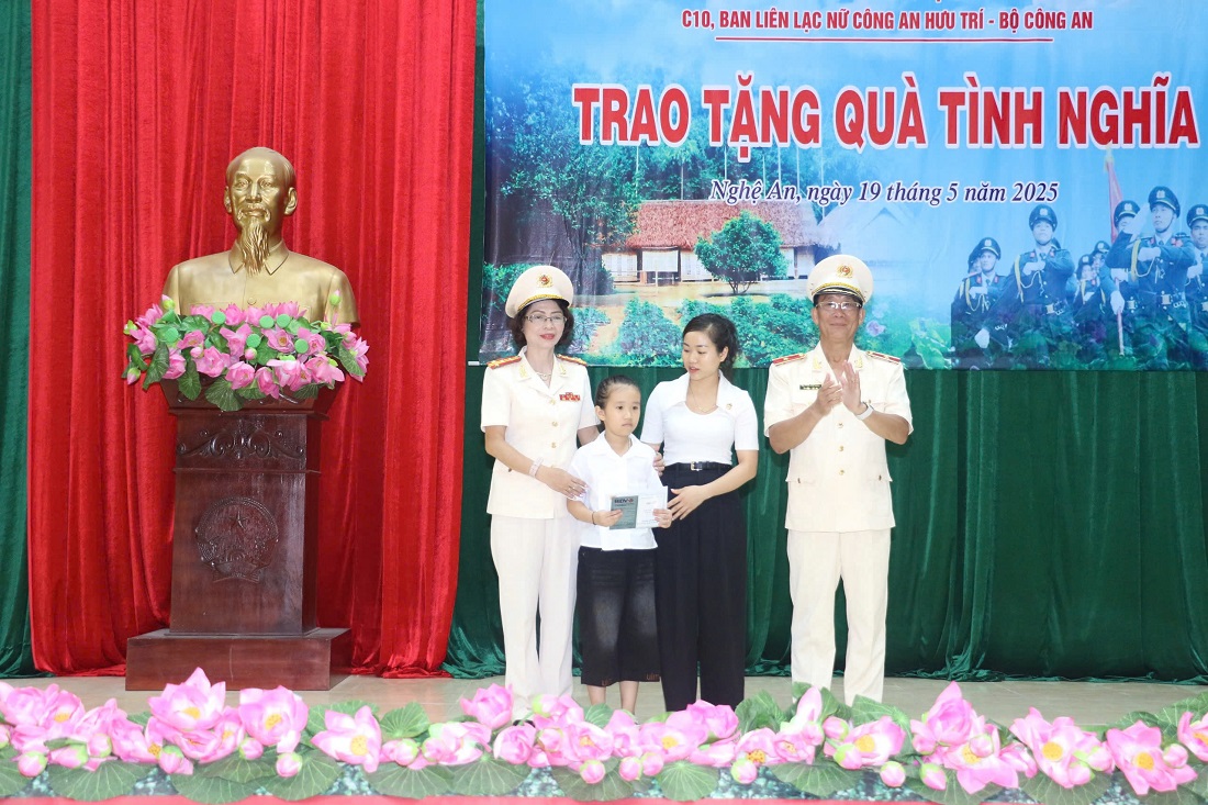 Thăm, tặng quà cháu Sầm Gia Hân (con gái Liệt sỹ Sầm Quốc Nghĩa)