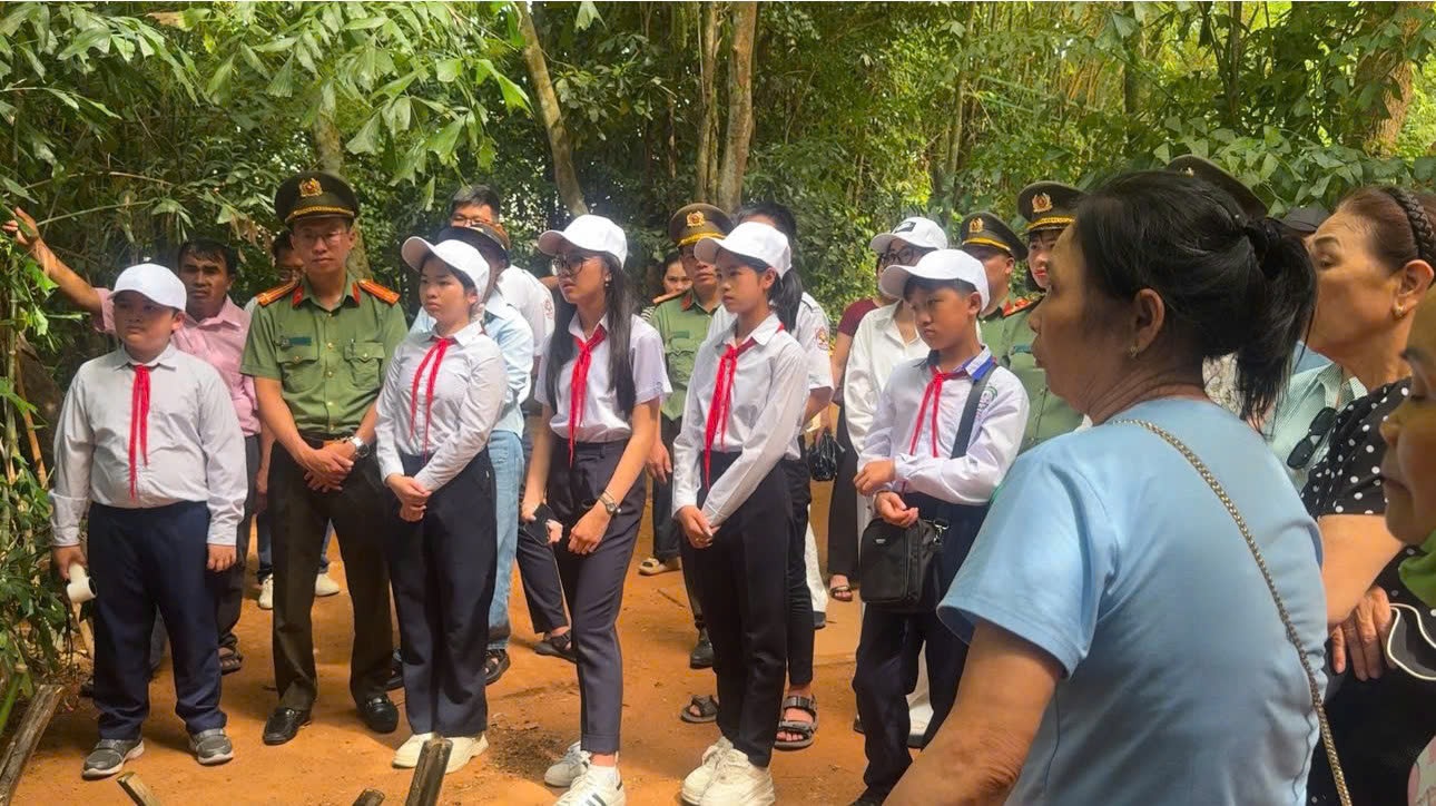 Cứ mỗi dịp tháng 5 về, Khu di tích lịch sử quốc gia đặc biệt Kim Liên lại đón hàng vạn du khách đến thắp hương, dâng hoa bày tỏ lòng biết ơn, tri ân sâu sắc đối với Chủ tịch Hồ Chí Minh