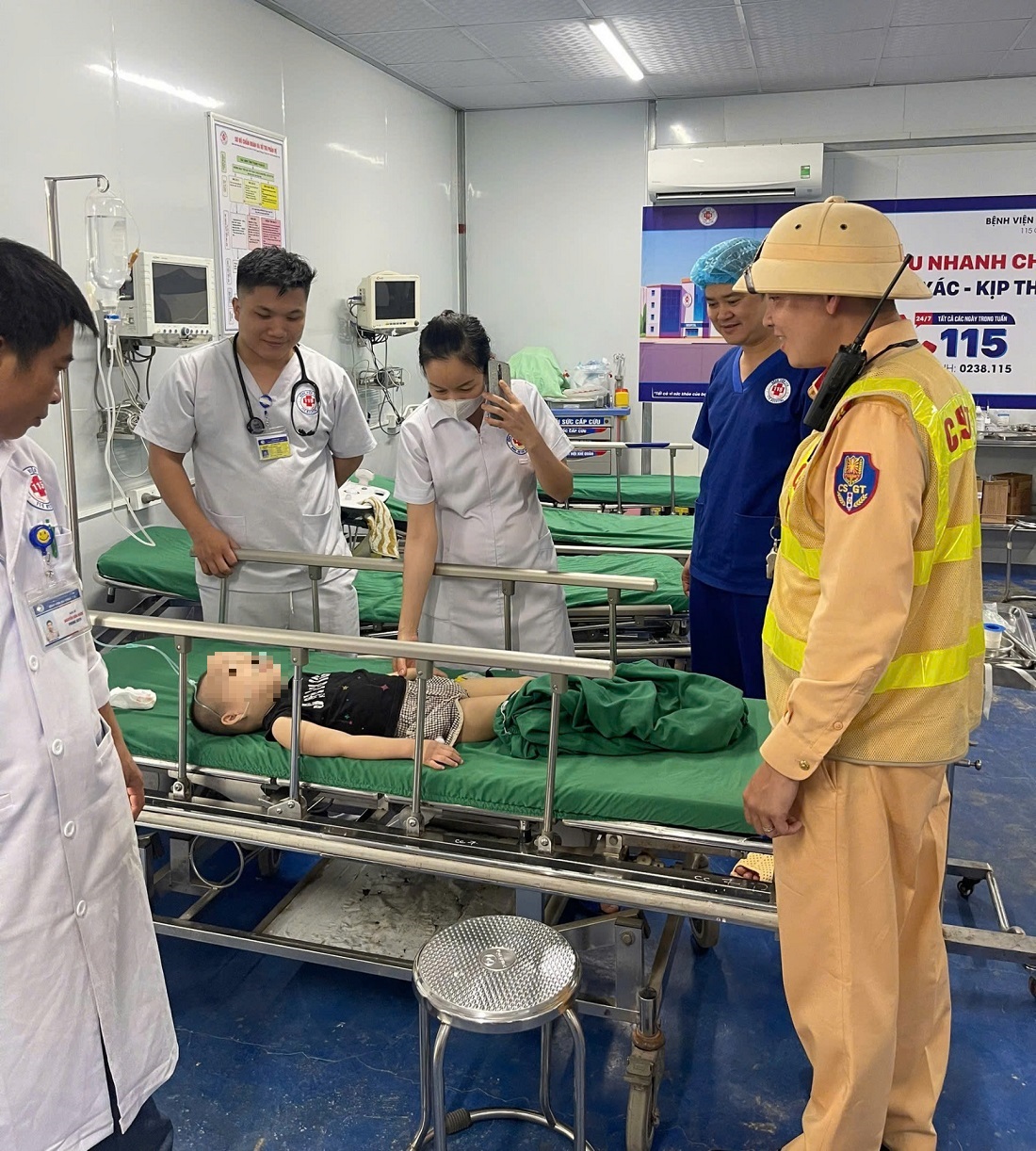 Cháu T.G.B. được Tổ CSGT địa bàn thành phố Vinh đưa đi cấp cứu kịp thời