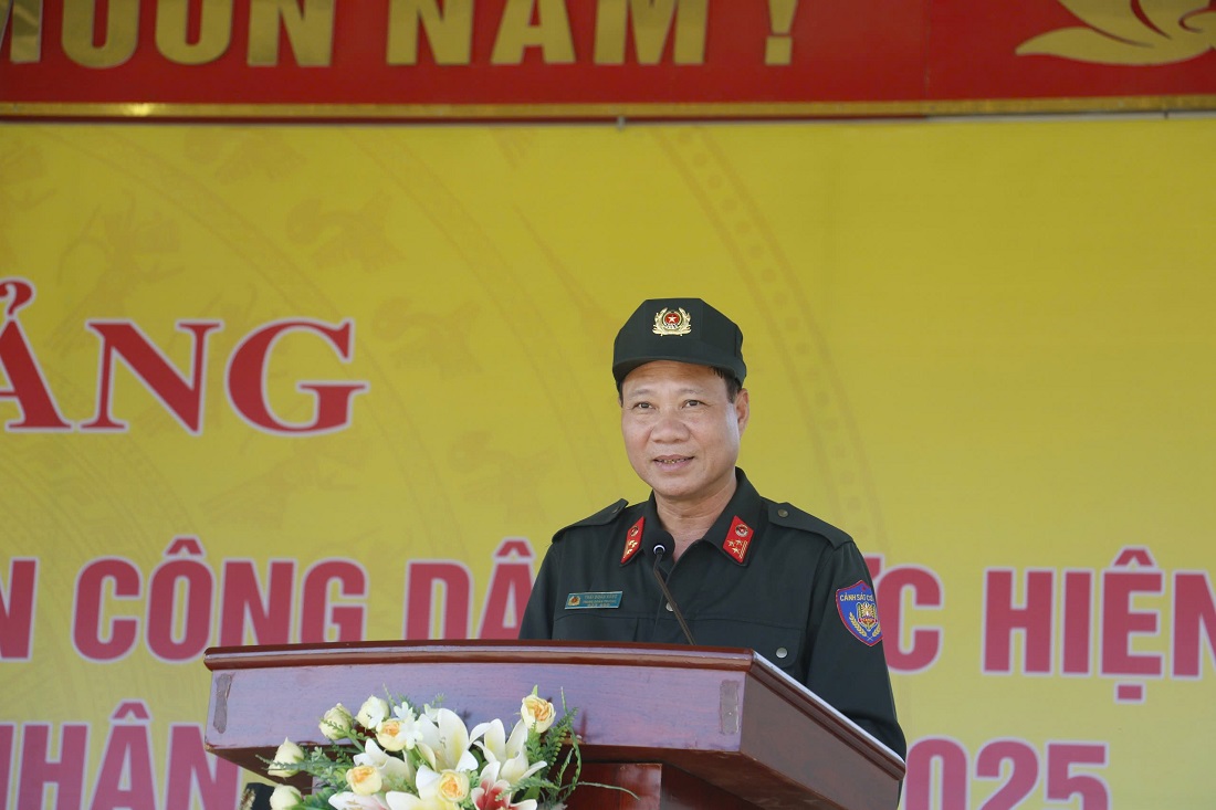   Đồng chí Thượng tá Thái Doãn Bằng,  Trung đoàn Trưởng Trung đoàn Cảnh sát cơ động Bắc Trung Bộ phát biểu tại lễ bế mạc   Trao chứng chỉ hoàn thành chương trình huấn luyện cho các chiến sĩ
