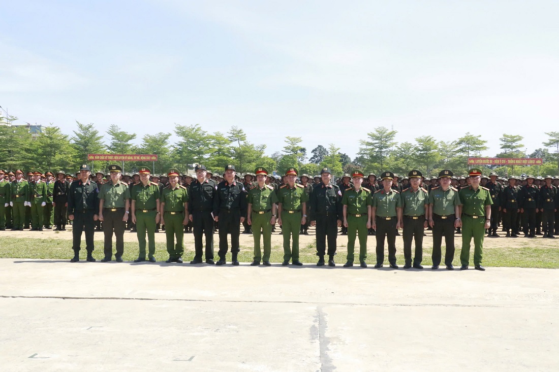 Trao chứng chỉ hoàn thành chương trình huấn luyện cho các chiến sĩ