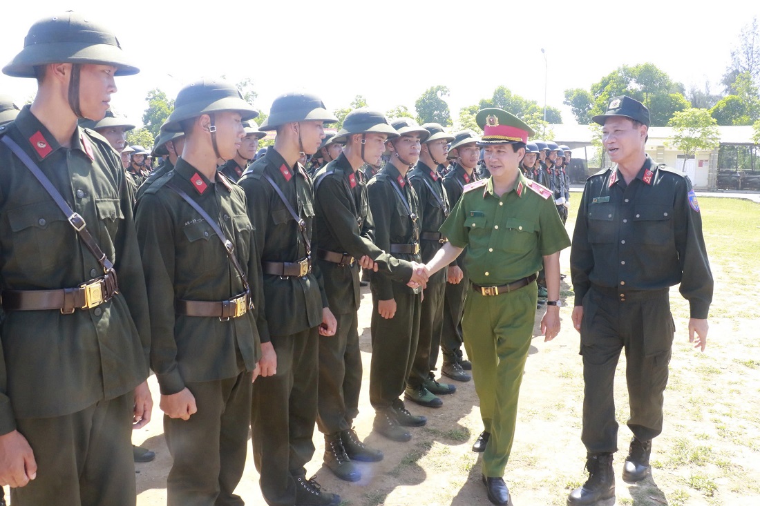 Đồng chí Thiếu tướng Lê Văn Sao - Phó Tư lệnh Cảnh sát cơ động, Bộ Công an cùng Đồng chí Thượng tá Thái Doãn Bằng, Trung đoàn Trưởng Trung đoàn Cảnh sát cơ động Bắc Trung Bộ động viên các chiến sĩ hoàn thành khoá huấn luyện