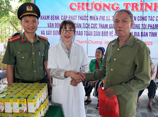 Cấp phát thuốc cho người dân sau thăm khám.