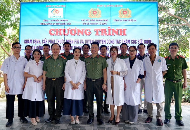 Đoàn chụp hình lưu niệm