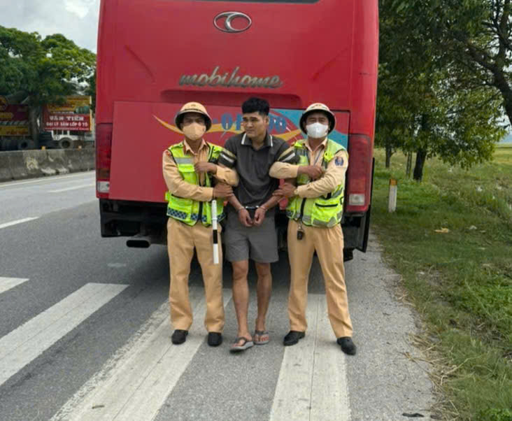 Đối tượng Lê Văn Anh bị Trạm CSGT Diễn Châu (Phòng CSGT Nghệ An) bắt giữ khi đang trên đường lẩn trốn