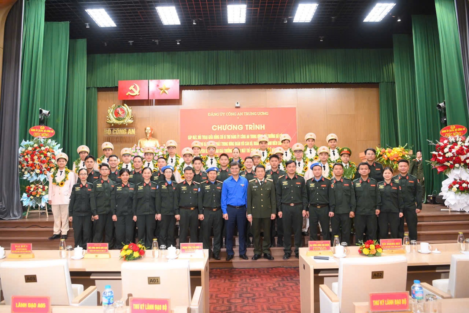 Đồng chí Đại tướng Lương Tam Quang, Ủy viên Bộ Chính trị, Bí thư Đảng ủy Công an Trung ương, Bộ trưởng Bộ Công an chụp ảnh lưu niệm cùng cán bộ, chiến sỹ tham gia lực lượng gìn giữ hoà bình Liên hợp quốc và đoàn viên thanh niên Công an nhân dân tiêu biểu