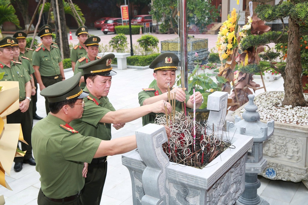 Phòng Công tác Chính trị dâng hương tưởng niệm Chủ tịch Hồ Chí Minh