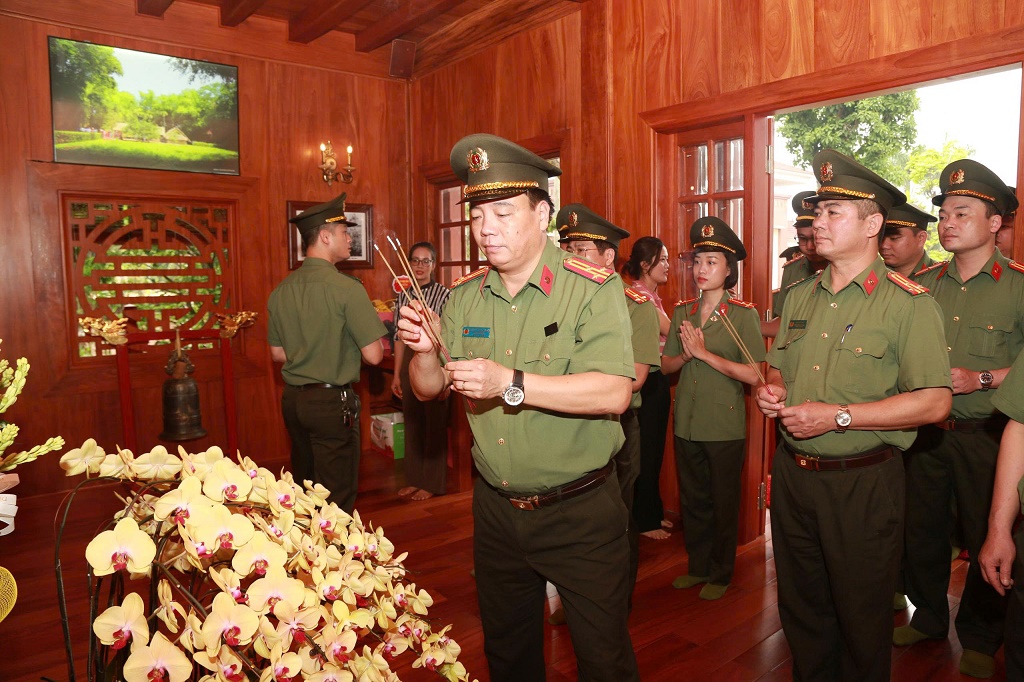 Phòng Công tác Chính trị dâng hương tưởng niệm Chủ tịch Hồ Chí Minh