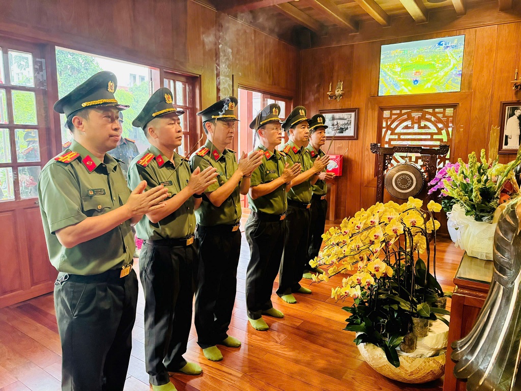 Phòng Thanh tra Công an tỉnh Nghệ An dâng hương tưởng niệm Chủ tịch Hồ Chí Minh
