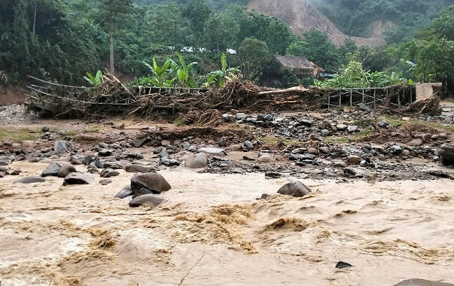 Một phần cầu treo bản Nhôn Mai bị nước cuốn trôi