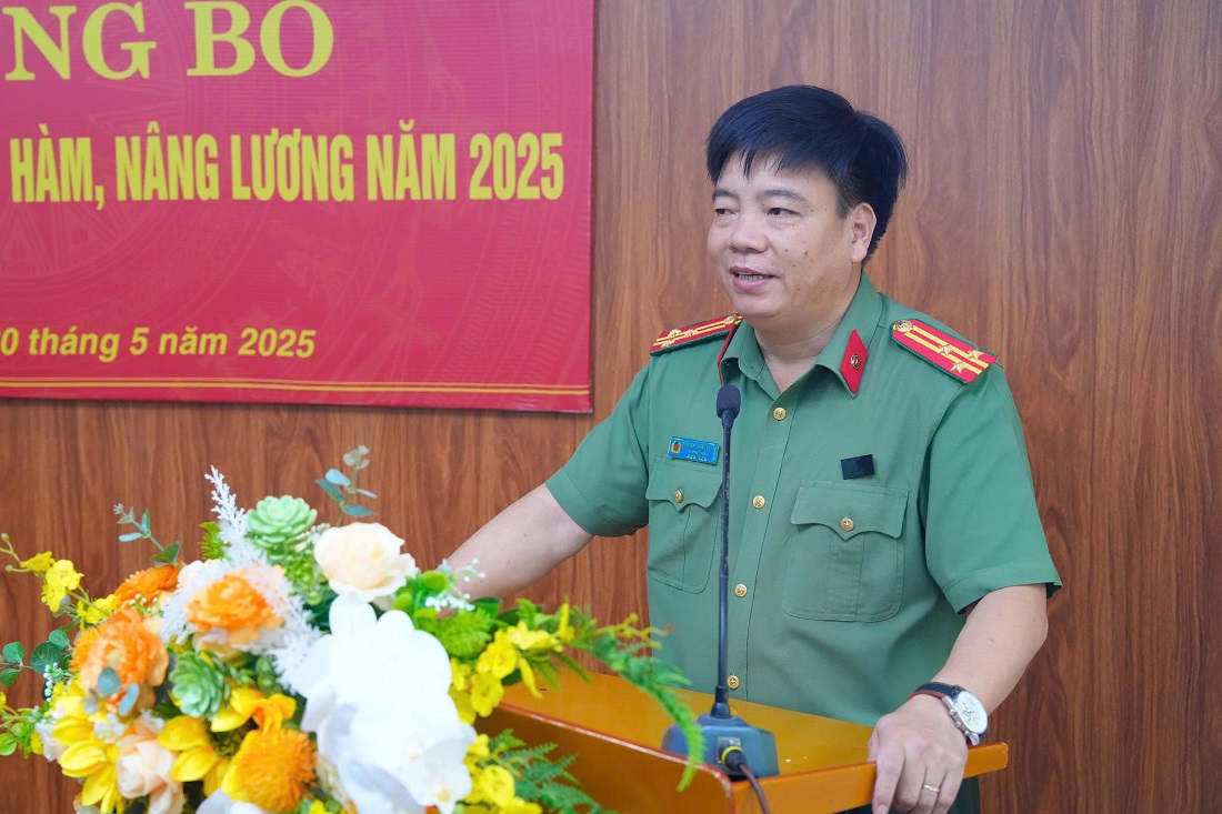 Đồng chí Thượng tá Nguyễn Trọng Khanh, Trưởng phòng Công tác chính trị Công an tỉnh phát biểu tại buổi lễ