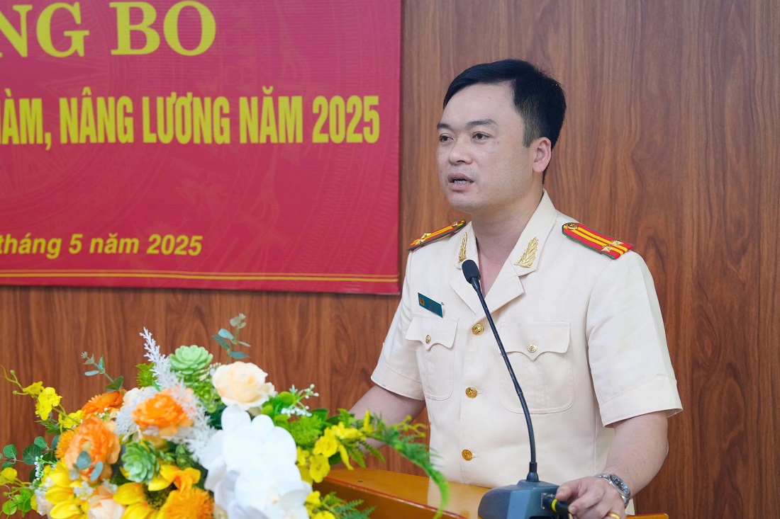 Trung tá Lê Bá Nhân, Phó Trưởng ban Công đoàn đại diện cho các đồng chí được thăng cấp bậc hàm, nâng lương năm 2025 phát biểu ý kiến