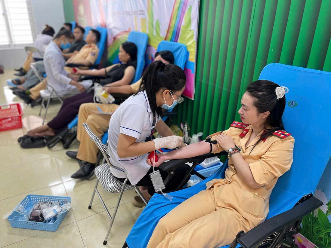 Cán bộ, chiến sĩ Phòng CSGT tham gia hiến máu tình nguyện