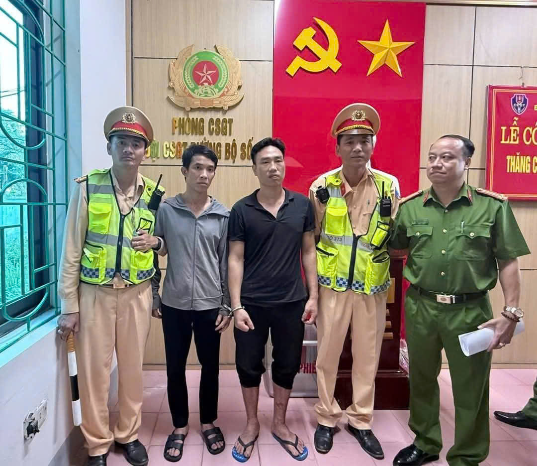 Cảnh sát giao thông Nghệ An bắt 02 đối tượng có quyết định truy nã của Bộ Công an