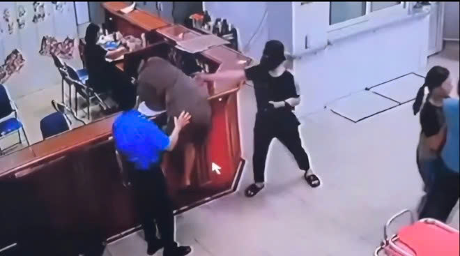 Hành vi hành hung nữ điều dưỡng của Trần Tuấn Anh (Ảnh cắt từ camera)