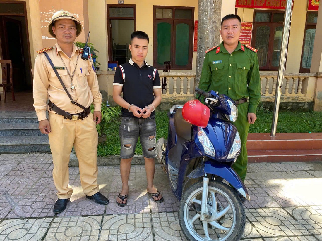ổ CSGT địa bàn Quỳ Châu phối hợp với Công an thị trấn Tân Lạc bắt giữ đối tượng Vi Quốc Đạt
