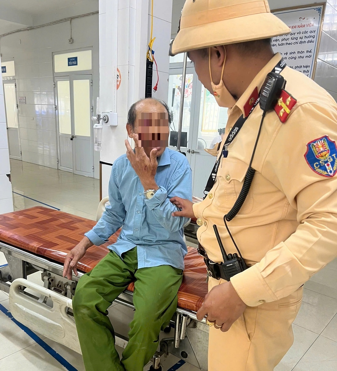 Cán bộ Tổ CSGT địa bàn Diễn Châu kịp thời đưa ông T.D.L. đến bệnh viện cấp cứu