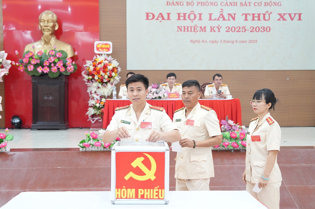 Các đại biểu bỏ phiếu bầu Ban Chấp hành Đảng bộ, nhiệm kỳ 2025 - 2030