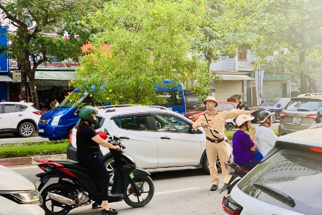 CSGT phân luồng, điều tiết giao thông tại các tuyến đường có địa điểm thi