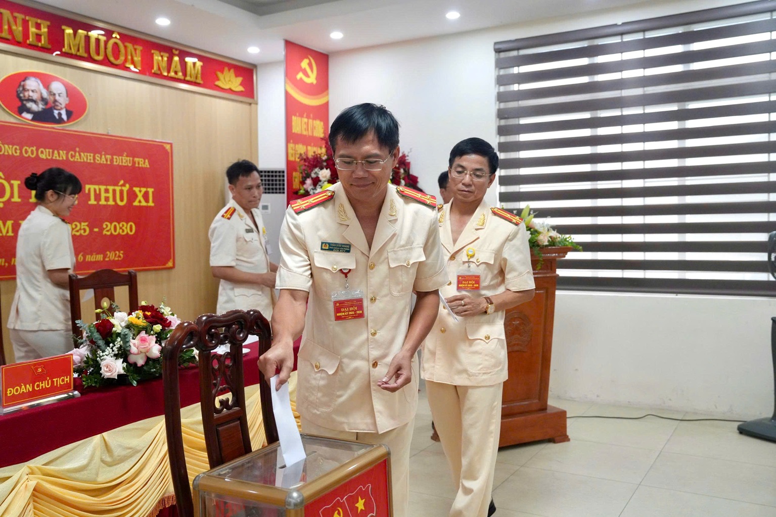 Các đại biểu bỏ phiếu bầu Ban Chấp hành Đảng bộ Văn phòng Cơ quan CSĐT Công an tỉnh nhiệm kỳ 2025 - 2030