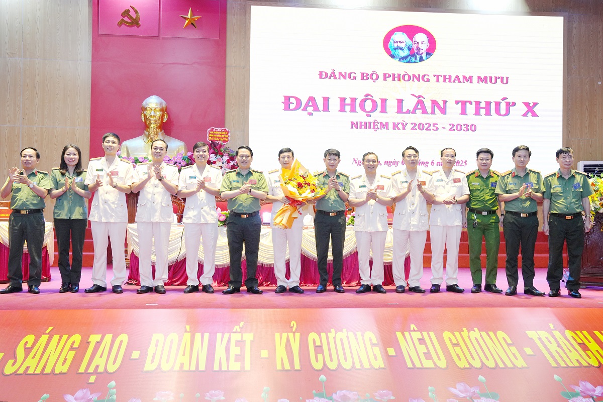 Đồng chí Thiếu tướng Bùi Quang Thanh, Ủy viên Ban Thường vụ Tỉnh ủy, Bí thư Đảng ủy, Giám đốc Công an tỉnh tặng hoa chúc mừng Ban Chấp hành mới ra mắt nhận nhiệm vụ
