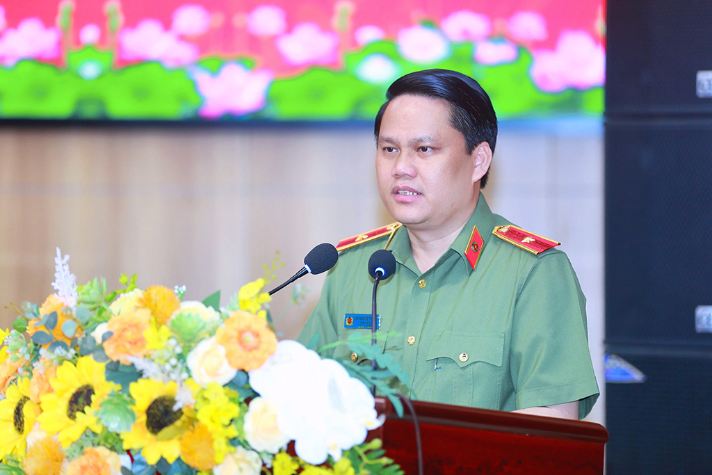 Đồng chí Thiếu tướng Bùi Quang Thanh, Ủy viên Ban Thường vụ Tỉnh ủy, Bí thư Đảng ủy, Giám đốc Công an tỉnh phát biểu kết luận Hội nghị