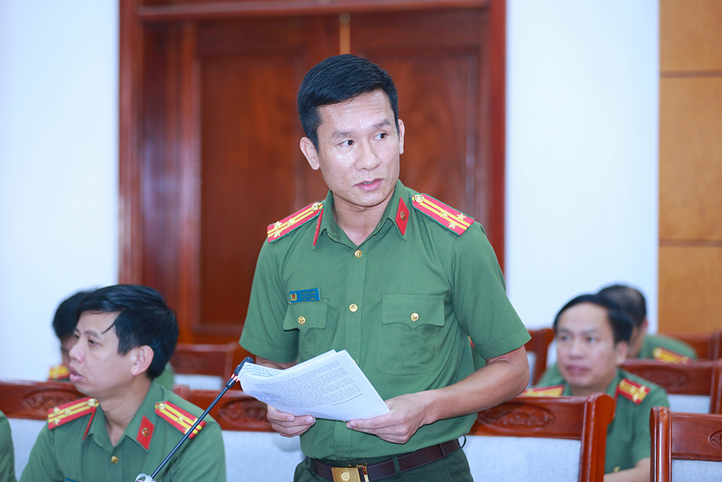 Đại diện lãnh đạo các phòng chức năng phát biểu