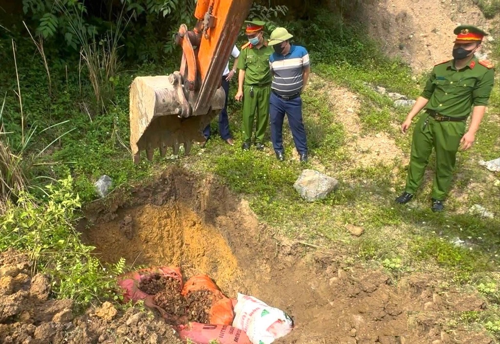 Lực lượng chức năng tổ chức tiêu huỷ tang vật