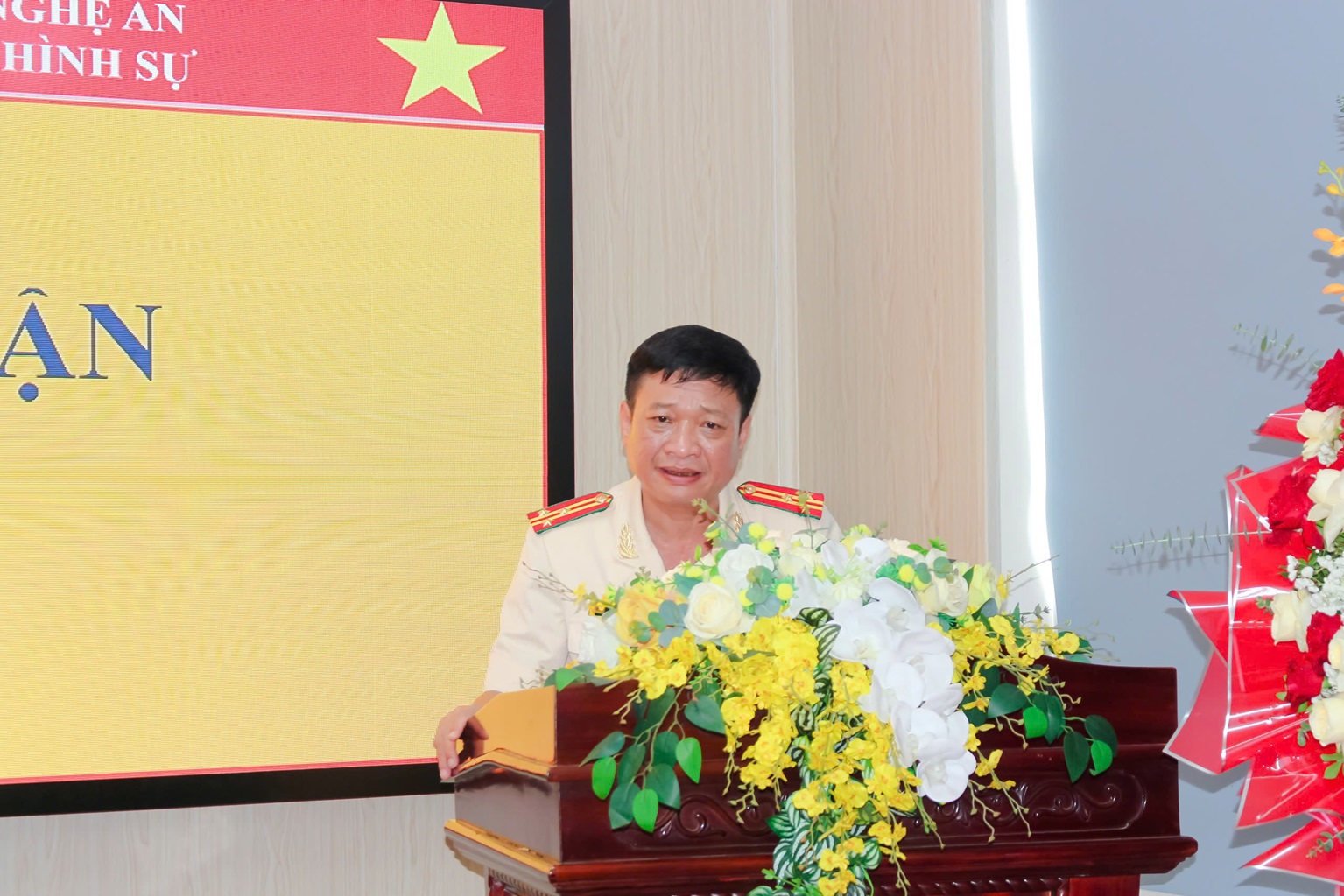 Thượng tá Bùi Minh Hiếu, Bí thư Đảng ủy, Trưởng phòng Kỹ thuật hình sự  phát biểu khai mạc Đại hội