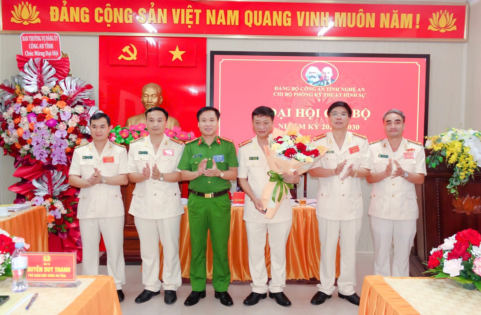 Đồng chí Đại tá Nguyễn Duy Thanh, Phó Giám đốc Công an tỉnh tặng hoa chúc mừng Ban Chấp hành khóa mới